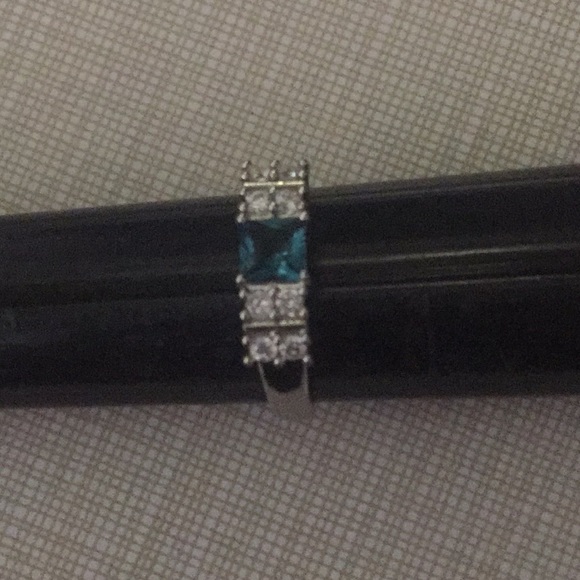 Classic designed Blue Topaz Ring - Picture 11 of 12